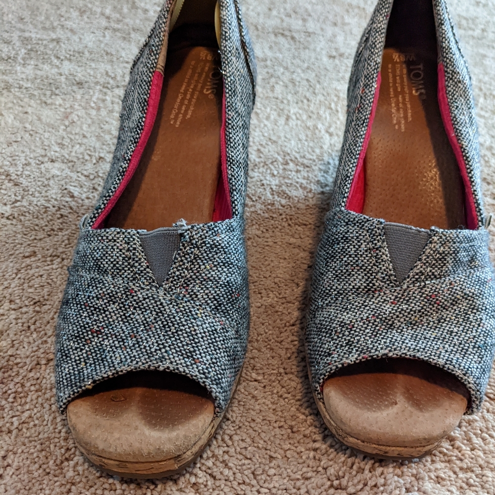 Tom's black cork wedges